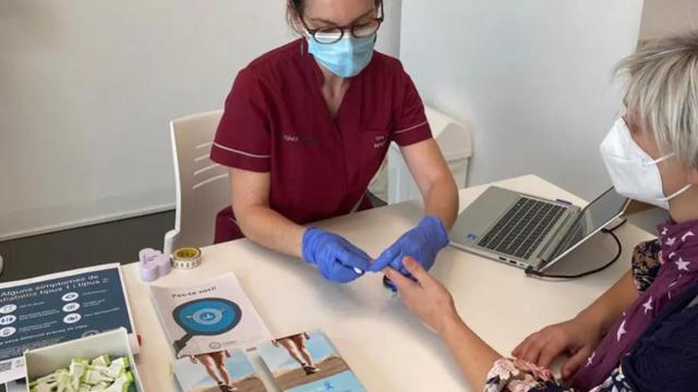 Una doctora de la Unidad de Diabetes atiende a una paciente en Clínica Diagonal / CLINICA DIAGONAL
