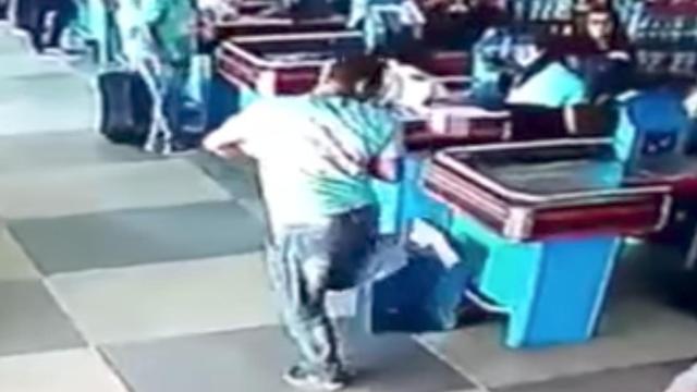 El joven le da de tacón para finalizar la acrobacia