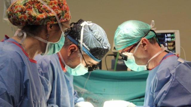 Un grupo de cirujanos en una intervención / EP