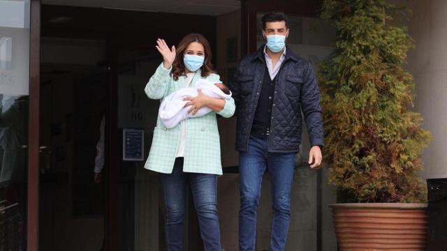 Paula Echevarría y Miguel Torres, a la salida del Hospital con el pequeño Miguel /EP