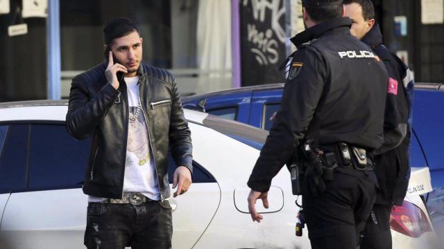 Omar Montes frente a la Policía / EP