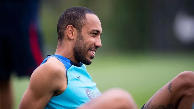 Aubameyang, descansando, durante un entrenamiento del Barça / FCB