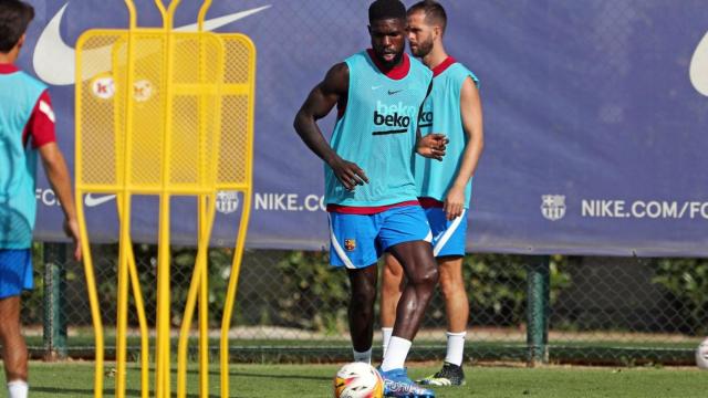 Samuel Umtiti, con Miralem Pjanic en el fondo, durante un reciente entrenamiento con el Barça / FCB