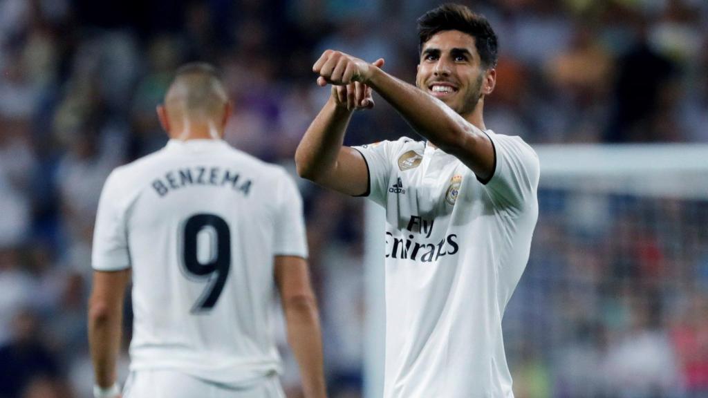 Marco Asensio celebra el gol del Real Madrid de Lopetegui al Espanyol mientras Benzema se aleja cabizbajo / EFE