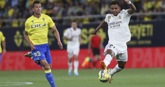 Rodrygo en una jugada contra el Cádiz / EFE