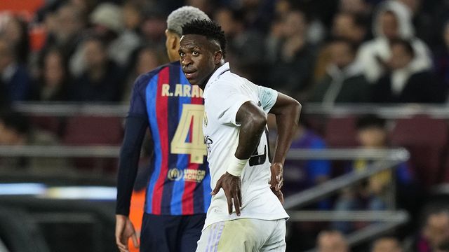 Vinicius mira a las gradas del Camp Nou, tras marcar un gol en las semifinales de Copa / EFE