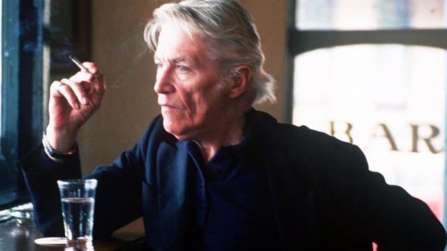 El periodista Jeffrey Bernard en un bar del Soho de Londres