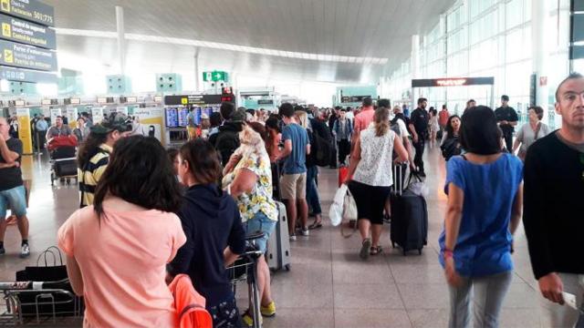 Pasajeros en la Terminal 1 del aeropuerto de El Prat de Barcelona / EP