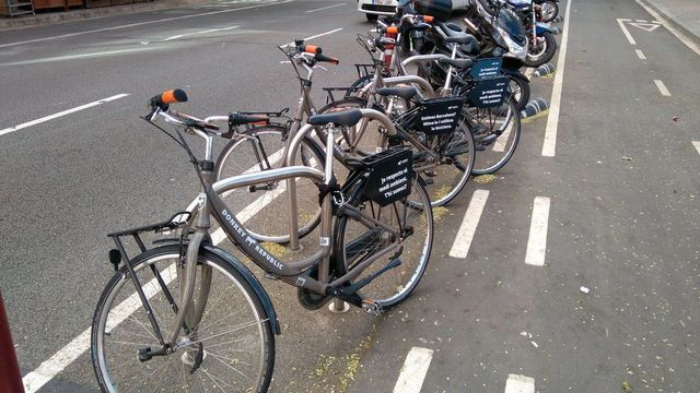 Bicicletas de Donkey Republic aparcadas en el barrio de Sant Antoni, en Barcelona, el pasado sábado 1 de julio / CG