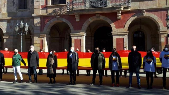 El líder de Cs en el Parlament de Catalunya, Carlos Carrizosa, y miembros del partido ante la Cámara catalana en Barcelona / EP