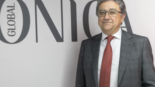 Enric Millo posa antes de la entrevista con Crónica global / LENA PRIETO