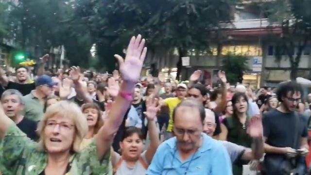 Independentistas convocados por los CDR se concentran junto al cuartel de la Guardia Civil de Travessera de Gràcia de Barcelona / TWITTER