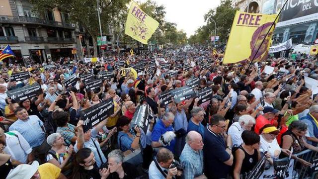 El independentismo se concentra ante la sede de la Consejería de Economía en Barcelona para conmemorar los hechos del pasado 20-S y reclamar la libertad de los políticos en prisión / EFE