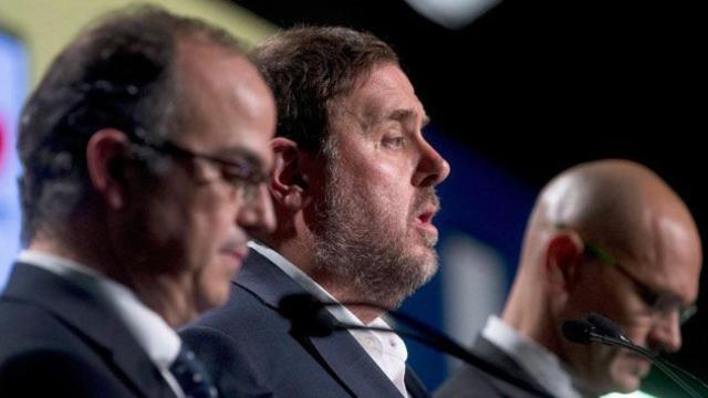 Oriol Junqueras (c), vicepresidente económico del Govern, en una comparecencia la jornada del referéndum del 1-O / EFE
