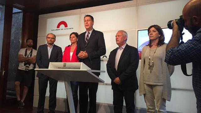El presidente del PP catalán, Xavier García Albiol, rodeado de la cúpula de su partido, en el Parlament, pide a los catralanes que den la cara / CG