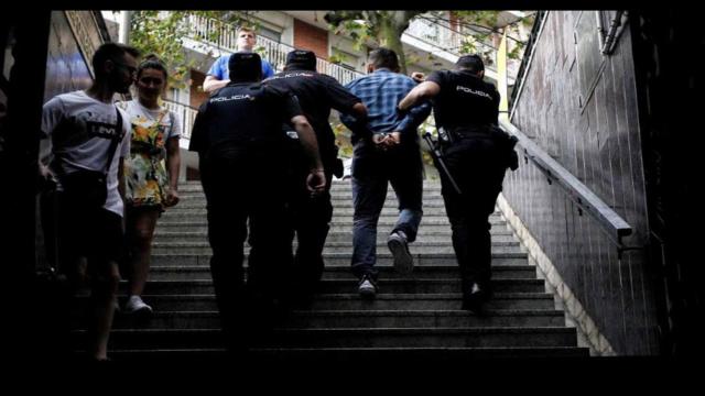 Policías con un carterista detenido en el metro de Barcelona / EFE