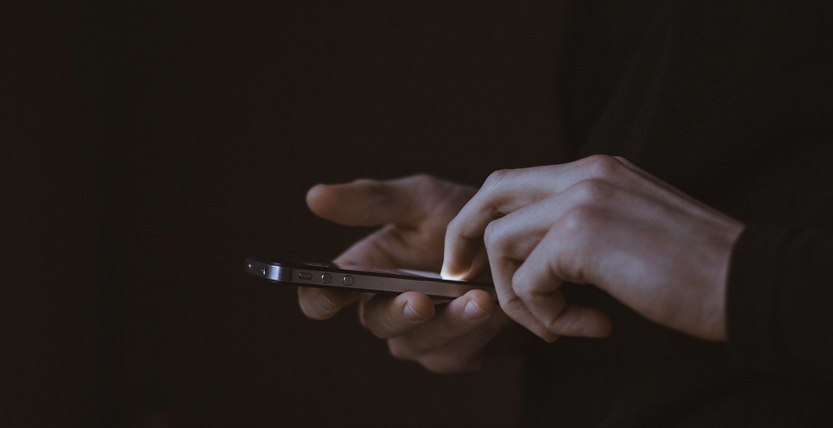 Un hombre sostiene su teléfono móvil / PIXABAY