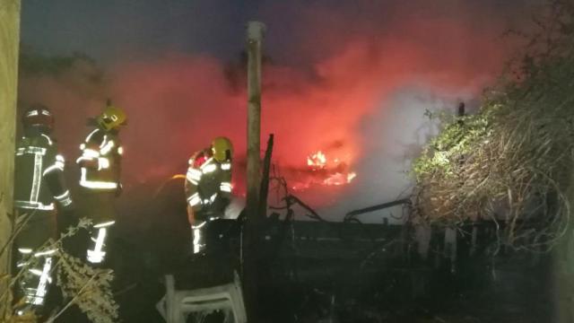 Efectivos de bomberos tran de sofocar un incendio / BOMBERS
