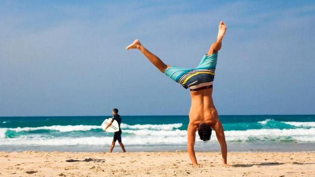 Dos jóvenes disfrutan del verano tras haber sido aprobado / PIXABAY