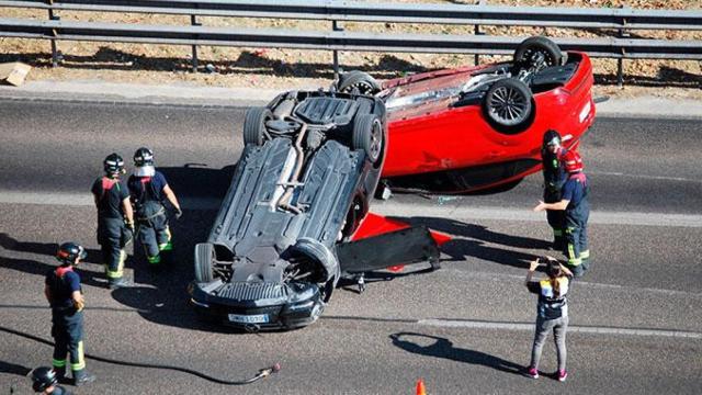 Dos coches tras sufrir un accidentes de tráfico, en una imagen de archivo / EFE