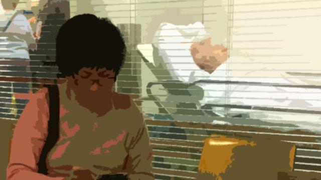 Sanidad pública catalana: tras una señora en una sala de espera, un paciente en espera en el pasillo / CG