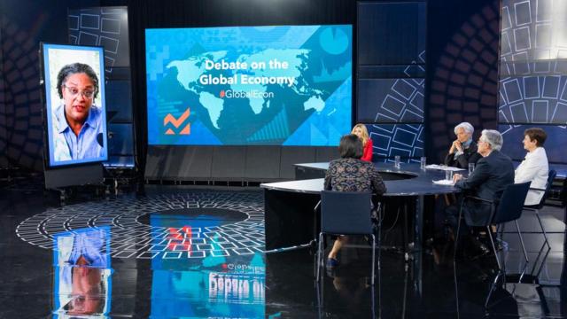 Christine Lagarde, presidenta del BCE, y Jerome Powell, de la Reserva Federal de EEUU, participan en un debate / EFE