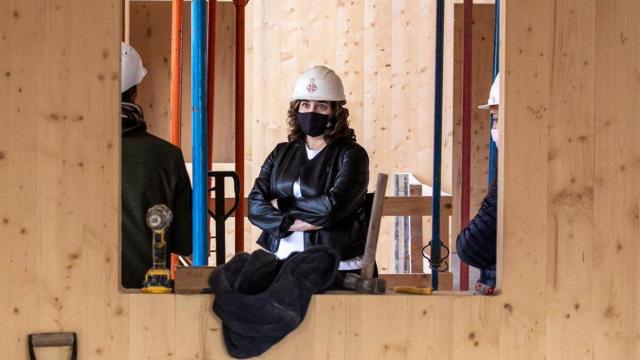 Ada Colau, alcaldesa de Barcelona y presidenta del AMB, en la visita a una promoción de pisos / AJBCN