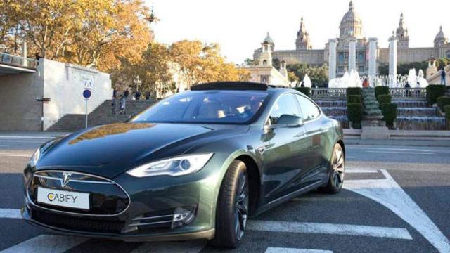 Imagen de archivo de un vehículo de Cabify, el gran rival de Uber, en Barcelona / CG