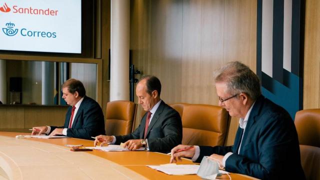 Banco Santander y Correos se alían para ofrecer la retirada e ingreso de efectivo / EP