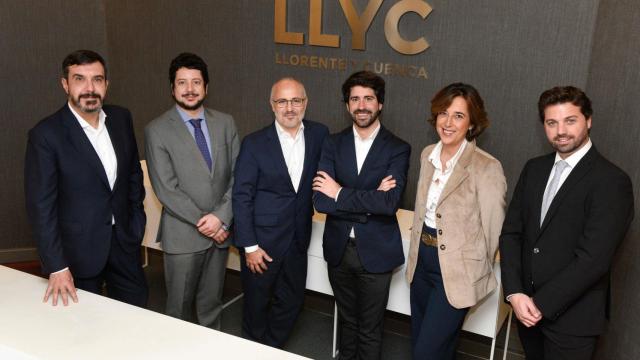 El equipo de Llorente y Cuenca, con Roger Montañola --cuarto por la izquierda-- tras la compra de Diplolicy / LLC