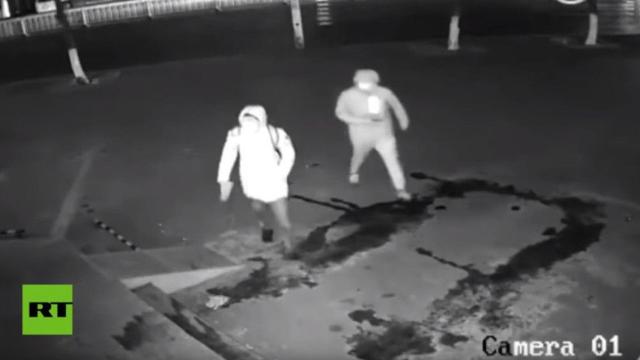 Los dos ladrones antes de que uno de ellos hiera al otro sin querer