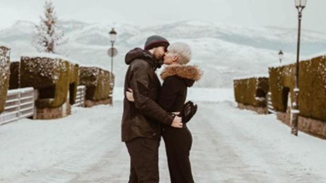 Risto Mejide  y Laura Escanes se besan en la nieve / CD