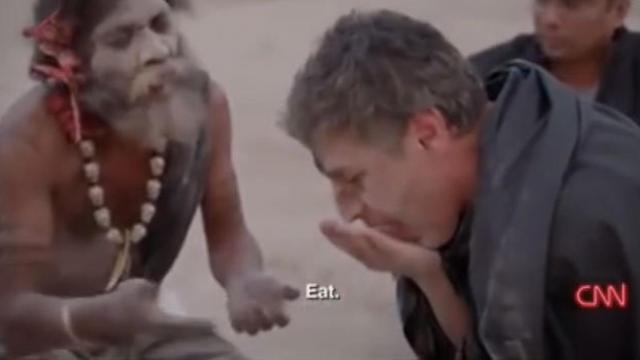 El reportero de la CNN Reza Aslan, comiendo sesos durante el programa / CG