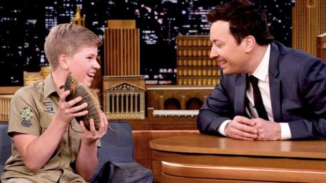Robert Irwin, el hijo del Cazador de Cocodrilos, enseña sus amigos salvajes a Jimmy Fallon / CG