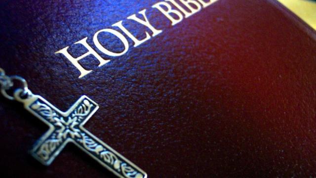 Imagen de archivo de una Biblia /Creative Commons El Vaticano introduce los smartphones en los exorcismos