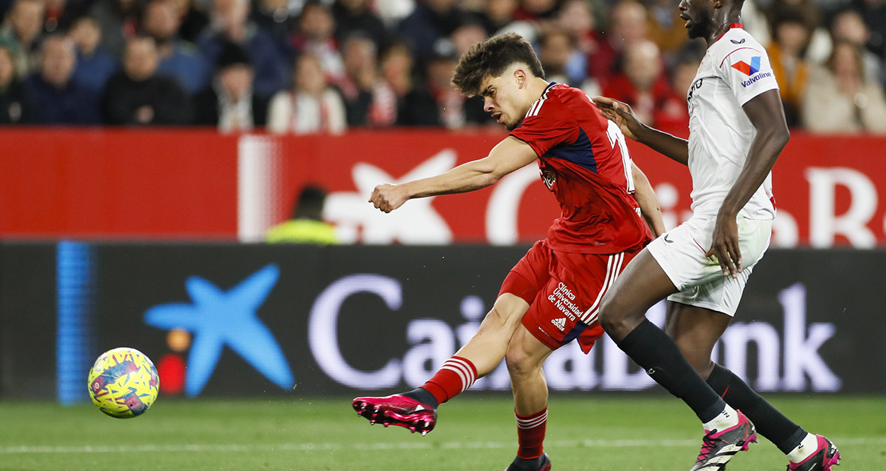 El fuerte derechazo de Abde para dar el triunfo al Osasuna en Sevilla / EFE