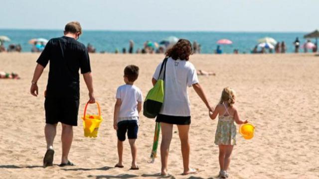Imagen de una familia de vacaciones en la playa / CG