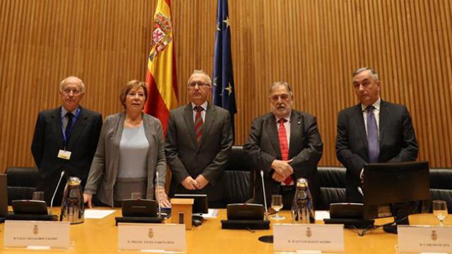 De izda. a dcha. El presidente de Ibercaja, José Luis Aguirre Loaso; la presidenta de la Comisión de Seguimiento y Evaluación de los Acuerdos del Pacto de Toledo del Congreso, Celia Villalobos; el director general de Ordenación de la Seguridad Social, Mig