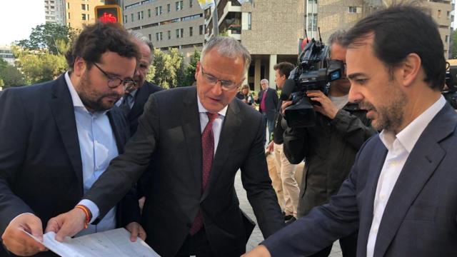 El candidato del PP a la alcaldía de Barcelona, Josep Bou (c), junto al número dos de la lista por Barcelona, Óscar Ramírez (d) / PPC