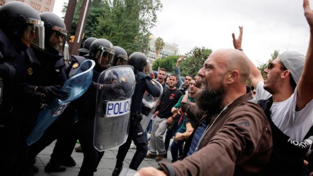 Imagen de un enfrentamiento ante un colegio electoral durante el referéndum ilegal del 1-O en Cataluña / EFE