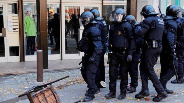 Mossos d'Esquadra, durante su intervención en los disturbios en la ciudad de Girona el Día de la Constitución / EFE