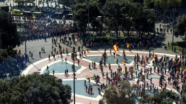 Mossos d'Esquadra ante los manifestantes independentistas que pretendían boicotear la manifestación convocada por Jusapol / EFE