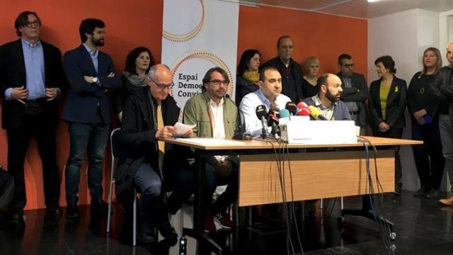 El secretario general de UGT de Cataluña, Camil Ros (2i, en la mesa), junto a su homólogo en CCOO, Javier Pacheco (2d), en la presentación del espacio 'Democràcia i Convivència' / CG