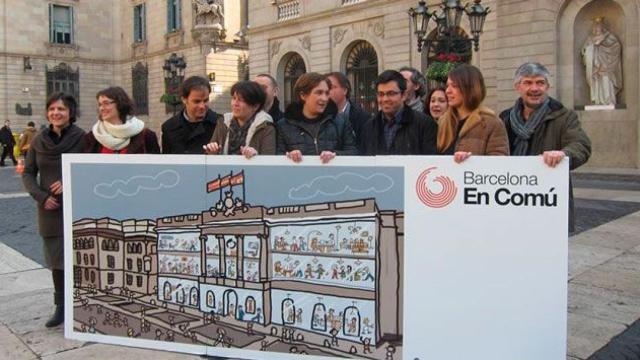 Los concejales de Barcelona en Comú, frente al Ayuntamiento de Barcelona / EP