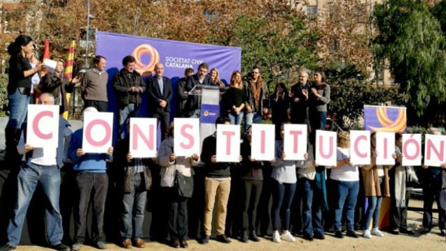 Acto de Sociedad Civil Catalana en Badalona a favor de la Constitución / CG