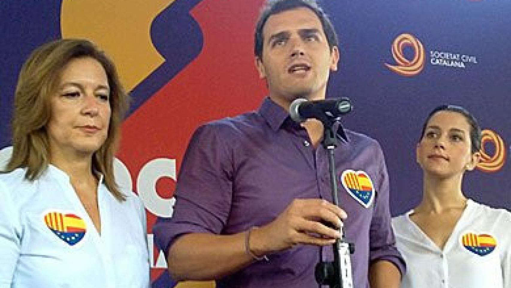 El presidente de C's, Albert Rivera, junto a las diputadas autonómicas Carina Mejías e Inés Arrimadas
