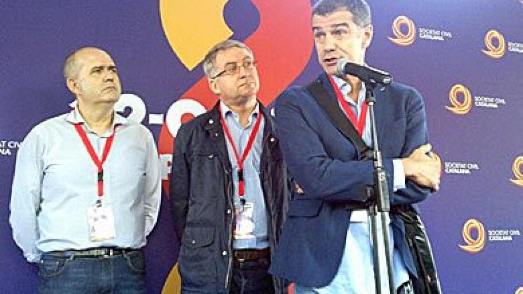El diputado de UPyD Toni Cantó, junto al portavoz del partido en Cataluña, Ramón de Veciana, y al responsable de Organización, Carlos Silva