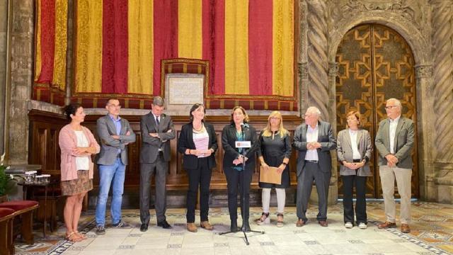 La alcaldesa de Barcelona Ada Colau, en el centro, junto a las trabajadoras que destaparon las irregularidades en la concesión de licencias de pisos turísticos en Ciutat Vella / EUROPA PRESS