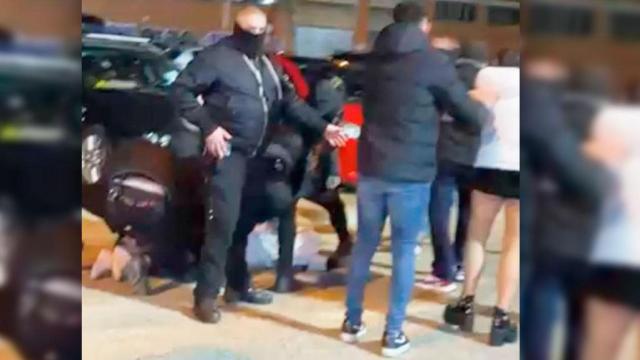 Porteros de Black Rose, durante la agresión a un joven ante la discoteca Waka / METRÓPOLI