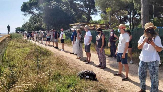 Cadena humana en Platja d'Aro para protestar contra la destrucción de un espacio natural / NATURALISTES GIRONA (TWITTER)